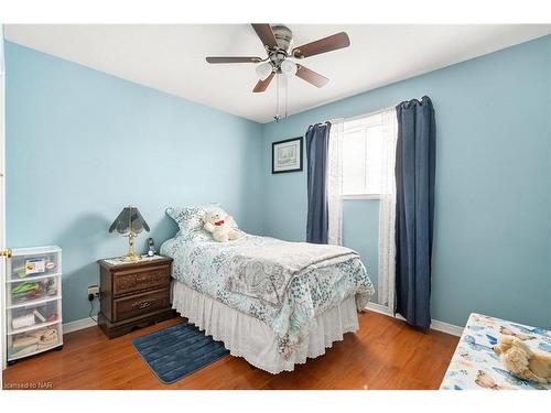 11 Queenston Boulevard, Fort Erie, ON - Indoor Photo Showing Bedroom