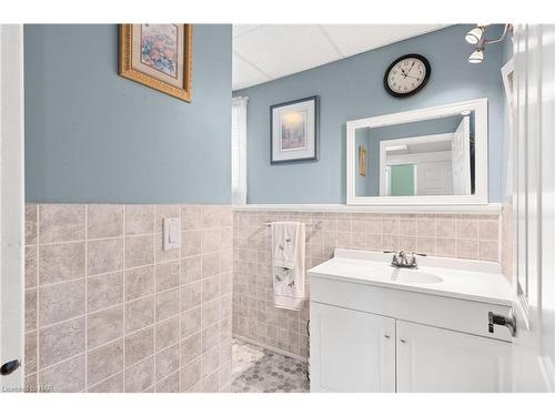 11 Queenston Boulevard, Fort Erie, ON - Indoor Photo Showing Bathroom
