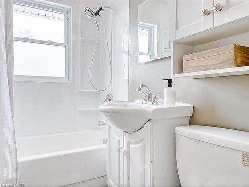 875 Southworth Street, Welland, ON - Indoor Photo Showing Bathroom