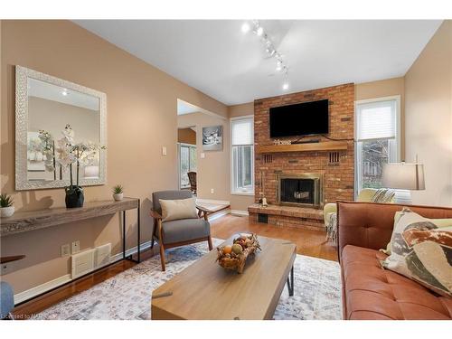 3 Townsend Circle, Fonthill, ON - Indoor Photo Showing Living Room With Fireplace