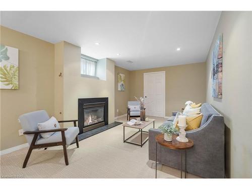 3 Townsend Circle, Fonthill, ON - Indoor Photo Showing Living Room With Fireplace