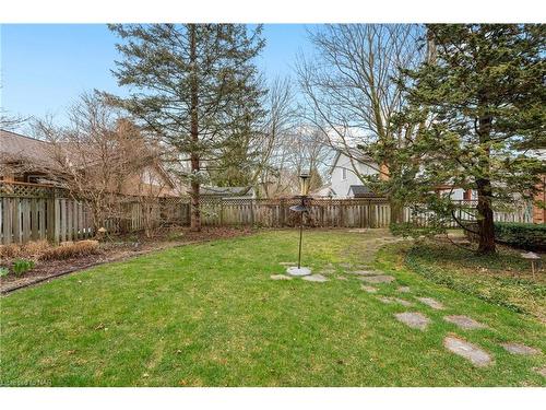 3 Townsend Circle, Fonthill, ON - Outdoor With Backyard
