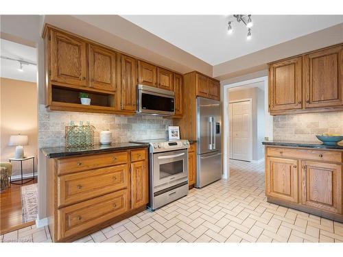 3 Townsend Circle, Fonthill, ON - Indoor Photo Showing Kitchen