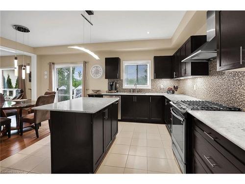4512 Cinnamon Grove, Niagara Falls, ON - Indoor Photo Showing Kitchen With Upgraded Kitchen