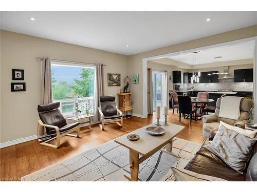 4512 Cinnamon Grove, Niagara Falls, ON - Indoor Photo Showing Living Room