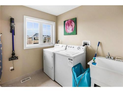 4512 Cinnamon Grove, Niagara Falls, ON - Indoor Photo Showing Laundry Room