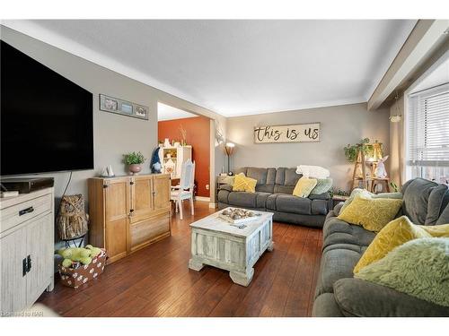 38 Idylwood Road, Welland, ON - Indoor Photo Showing Living Room