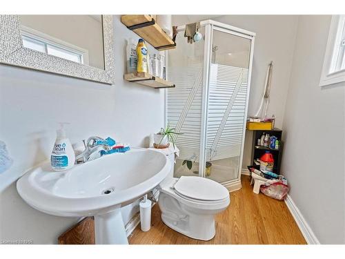 4208 Terrace Avenue, Niagara Falls, ON - Indoor Photo Showing Bathroom
