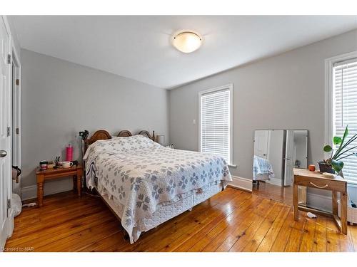 4208 Terrace Avenue, Niagara Falls, ON - Indoor Photo Showing Bedroom