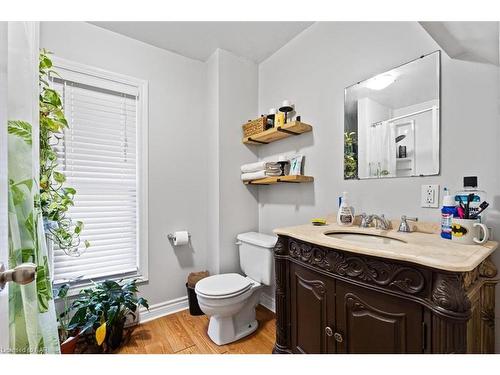 4208 Terrace Avenue, Niagara Falls, ON - Indoor Photo Showing Bathroom
