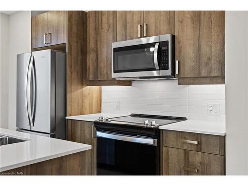 605-118 West Street, Port Colborne, ON - Indoor Photo Showing Kitchen With Upgraded Kitchen