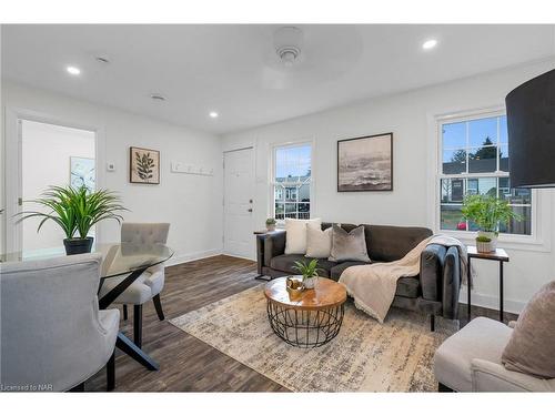 15 Shakespeare Avenue, St. Catharines, ON - Indoor Photo Showing Living Room