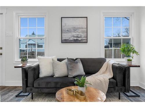 15 Shakespeare Avenue, St. Catharines, ON - Indoor Photo Showing Living Room