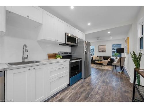 15 Shakespeare Avenue, St. Catharines, ON - Indoor Photo Showing Kitchen With Upgraded Kitchen