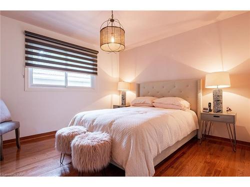 10417 Lakeshore Road, Wainfleet, ON - Indoor Photo Showing Bedroom