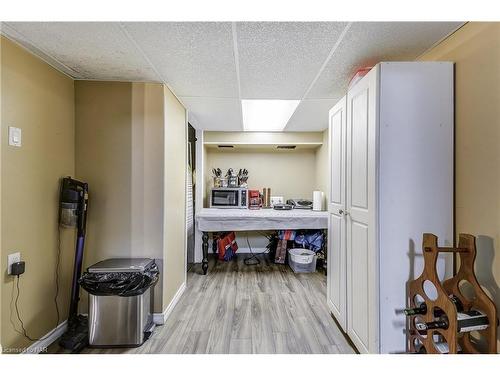 8015 Booth Street, Niagara Falls, ON - Indoor Photo Showing Bedroom