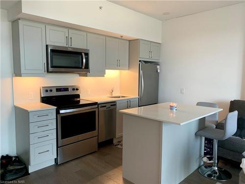 402-7711 Green Vista Gate, Niagara Falls, ON - Indoor Photo Showing Kitchen With Upgraded Kitchen