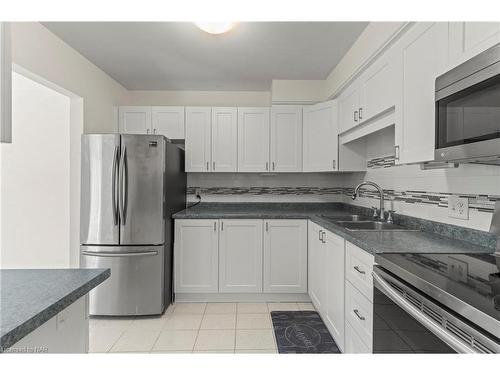 25-151 Parnell Road, St. Catharines, ON - Indoor Photo Showing Kitchen With Double Sink