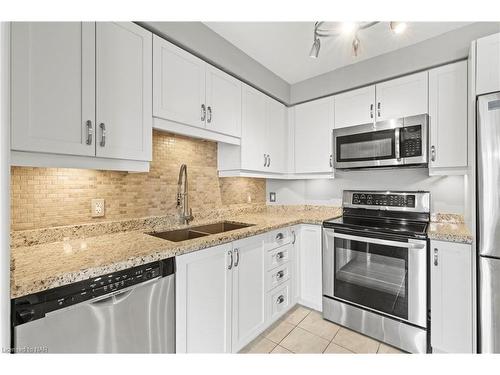 79 Sumner Crescent, Grimsby, ON - Indoor Photo Showing Kitchen With Double Sink With Upgraded Kitchen