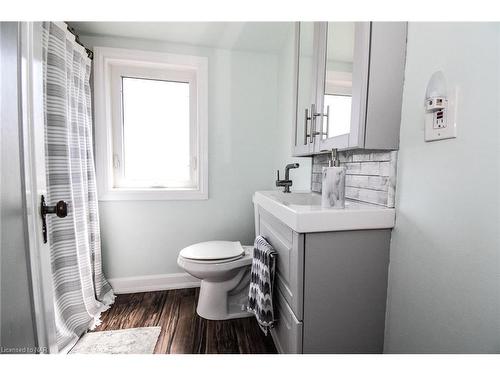 11 Montgomery Avenue, St. Catharines, ON - Indoor Photo Showing Bathroom