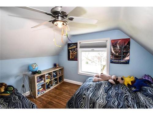 11 Montgomery Avenue, St. Catharines, ON - Indoor Photo Showing Bedroom