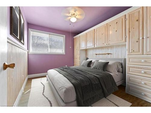 27 Mountain Street, St. Catharines, ON - Indoor Photo Showing Bedroom