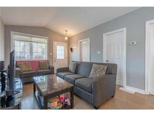 5397 Elm Street, Niagara Falls, ON - Indoor Photo Showing Living Room