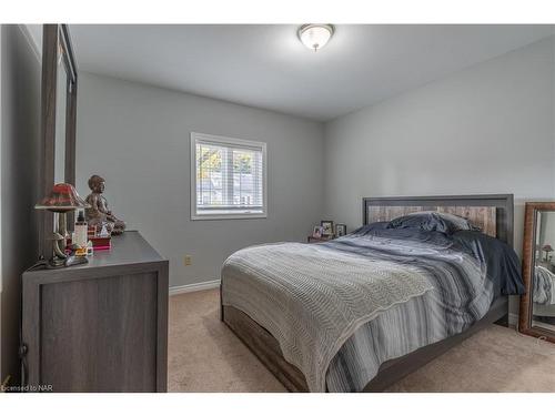 5397 Elm Street, Niagara Falls, ON - Indoor Photo Showing Bedroom