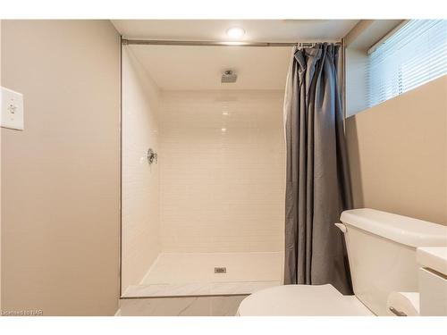 5397 Elm Street, Niagara Falls, ON - Indoor Photo Showing Bathroom