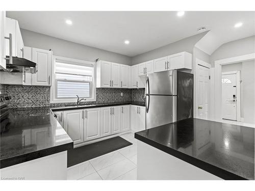 4999 Maple Street, Niagara Falls, ON - Indoor Photo Showing Kitchen