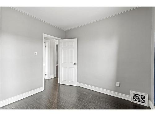 4999 Maple Street, Niagara Falls, ON - Indoor Photo Showing Other Room