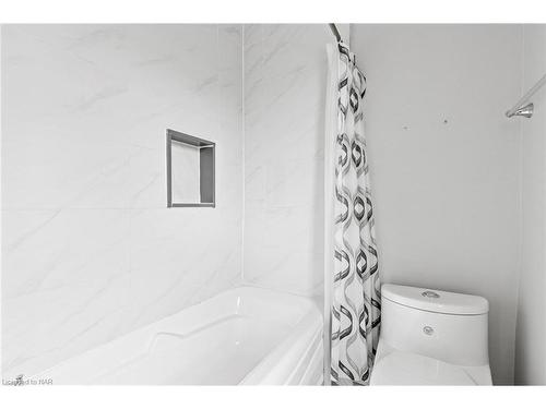 4999 Maple Street, Niagara Falls, ON - Indoor Photo Showing Bathroom