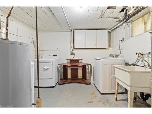 4999 Maple Street, Niagara Falls, ON - Indoor Photo Showing Laundry Room