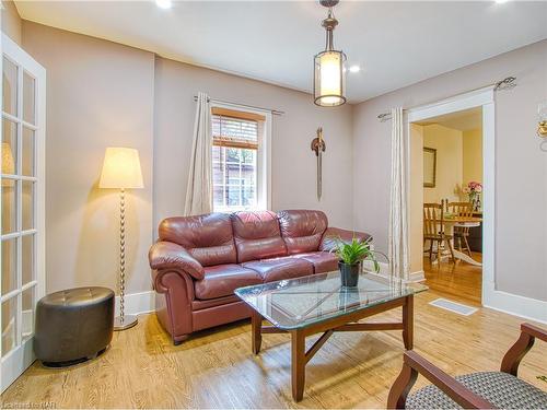 6039 Symmes Street, Niagara Falls, ON - Indoor Photo Showing Living Room