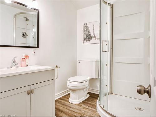 6039 Symmes Street, Niagara Falls, ON - Indoor Photo Showing Bathroom