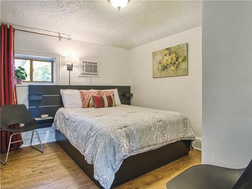 6039 Symmes Street, Niagara Falls, ON - Indoor Photo Showing Bedroom