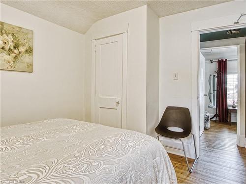 6039 Symmes Street, Niagara Falls, ON - Indoor Photo Showing Bedroom