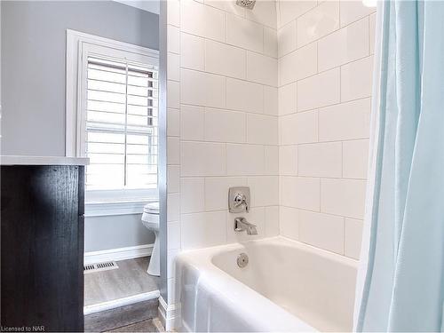 6039 Symmes Street, Niagara Falls, ON - Indoor Photo Showing Bathroom