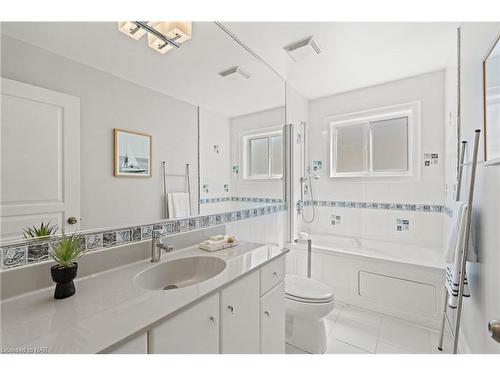 7834 Charnwood Avenue, Niagara Falls, ON - Indoor Photo Showing Bathroom