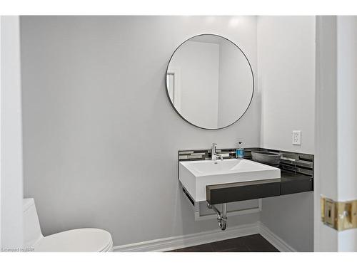 7834 Charnwood Avenue, Niagara Falls, ON - Indoor Photo Showing Bathroom