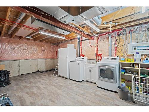 7834 Charnwood Avenue, Niagara Falls, ON - Indoor Photo Showing Laundry Room