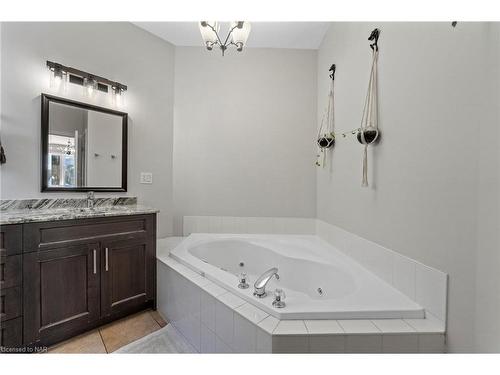 17 Las Road Road, Smithville, ON - Indoor Photo Showing Bathroom