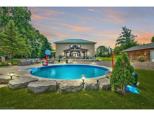 9695 Grassy Brook Road, Niagara Falls, ON - Outdoor With In Ground Pool With Backyard