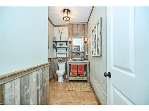 9695 Grassy Brook Road, Niagara Falls, ON - Indoor Photo Showing Bathroom