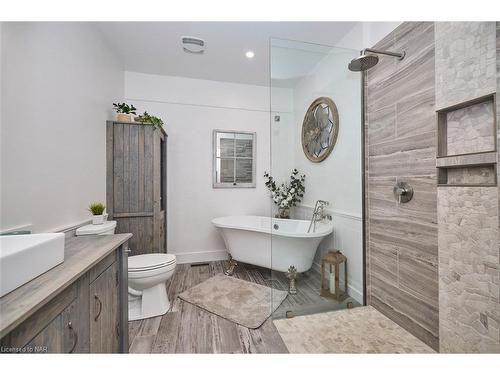 9695 Grassy Brook Road, Niagara Falls, ON - Indoor Photo Showing Bathroom