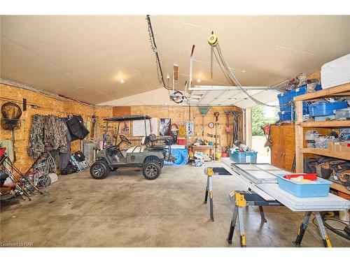 9695 Grassy Brook Road, Niagara Falls, ON - Indoor Photo Showing Garage