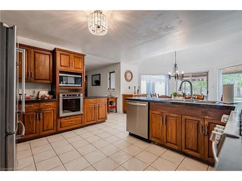 833 Rosehill Road, Fort Erie, ON - Indoor Photo Showing Kitchen