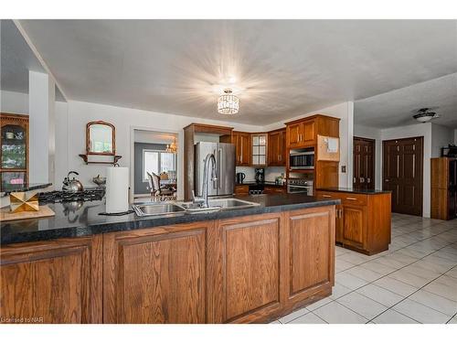 833 Rosehill Road, Fort Erie, ON - Indoor Photo Showing Kitchen With Double Sink