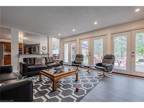 833 Rosehill Road, Fort Erie, ON - Indoor Photo Showing Living Room