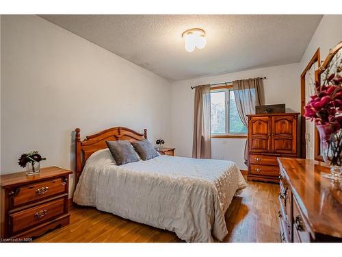 833 Rosehill Road, Fort Erie, ON - Indoor Photo Showing Bedroom